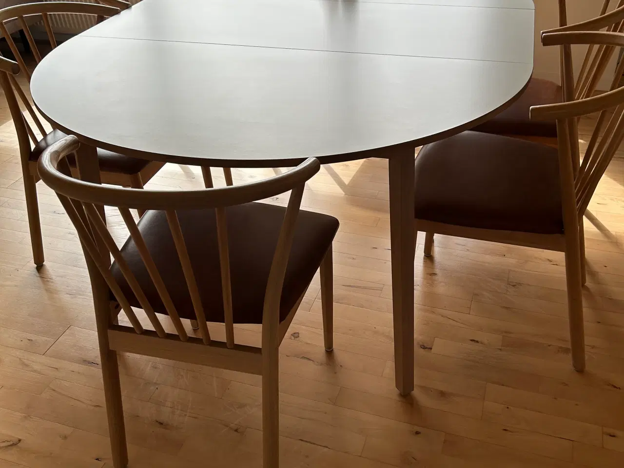 Billede 3 - Spisebord med tillægsplader+ 6 stole 