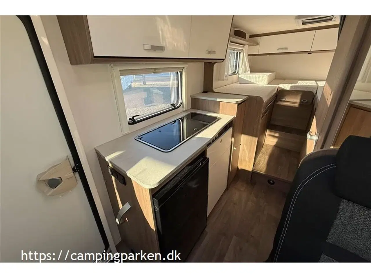 Billede 6 - 2024 - Carado V337 Pro   Carados populære smalle Van med enkeltsenge og kun 664 cm lang