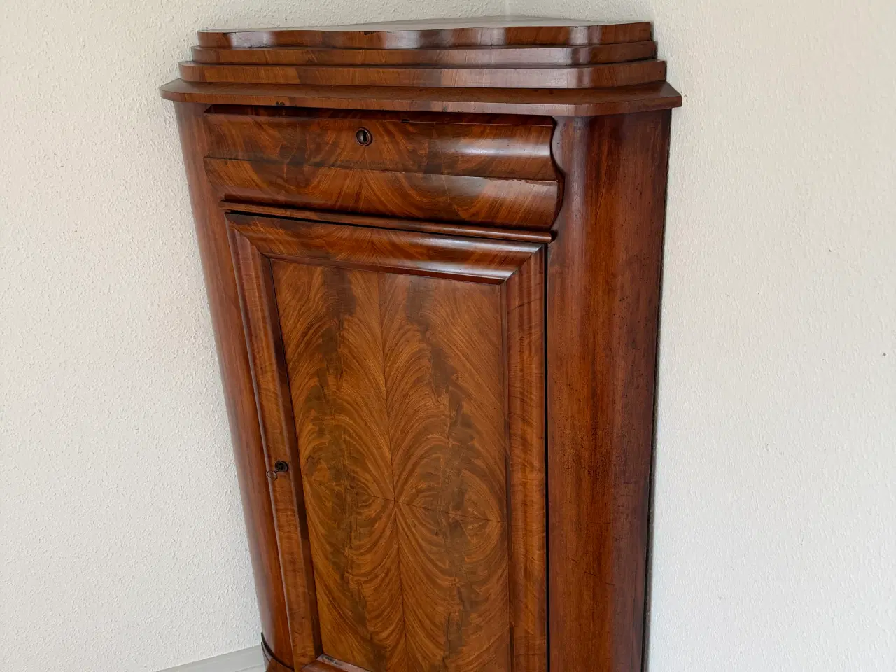 Billede 2 - Hjørneskab i fineret mahogni