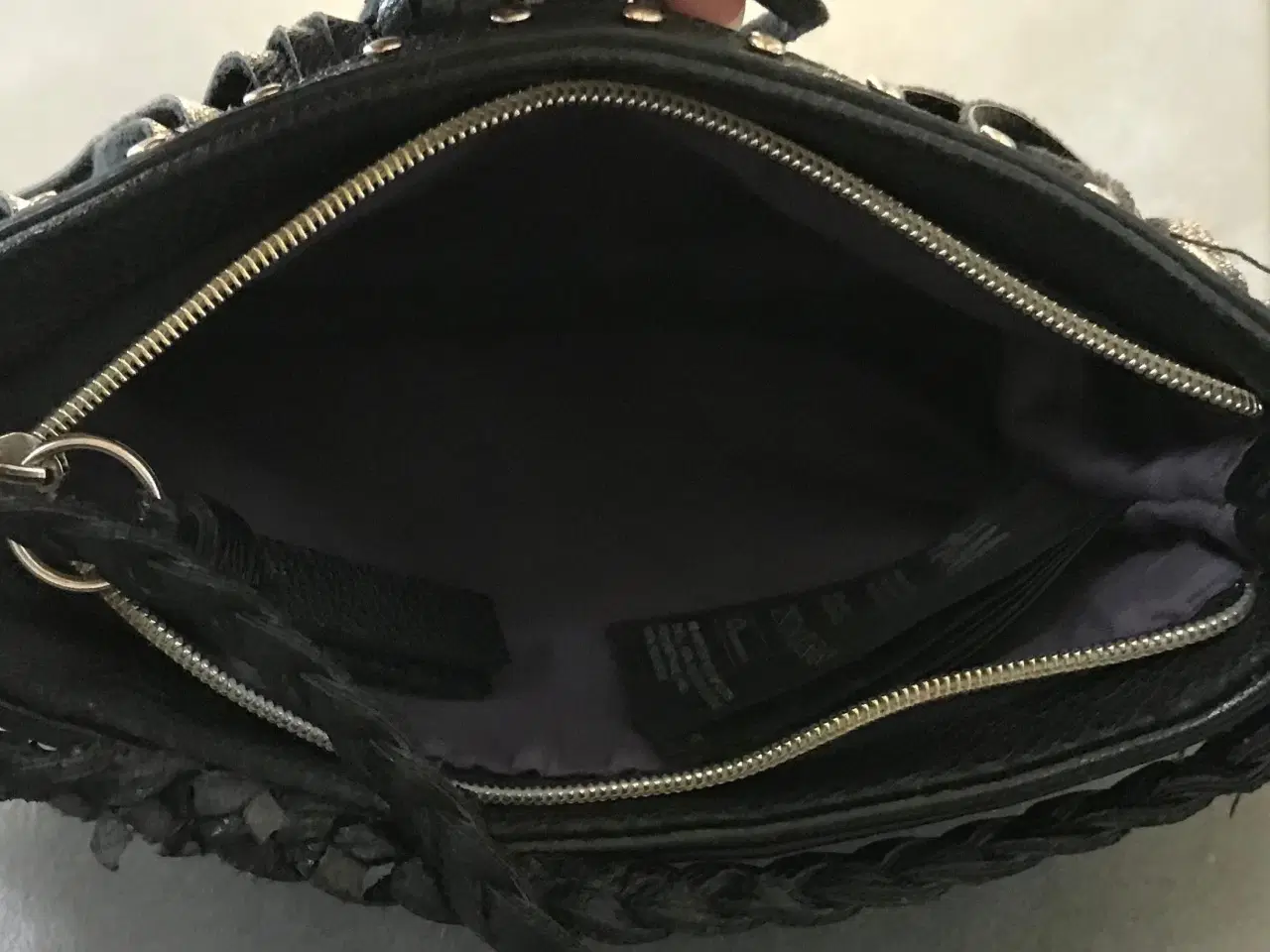 Billede 2 - Lille sort taske med frynser