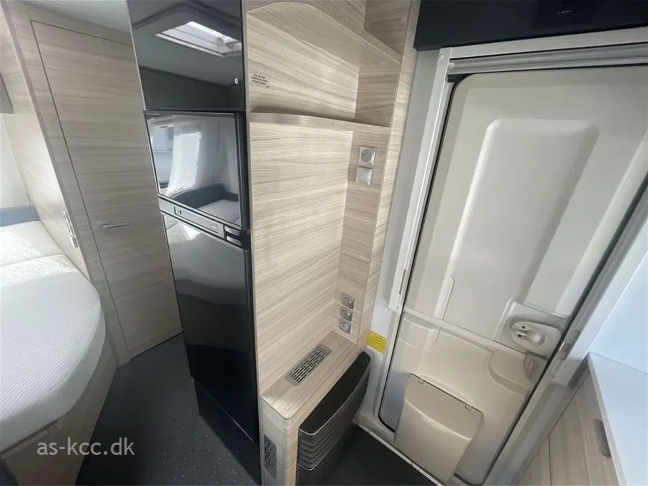 Billede 7 - 2026 - Adria Altea 402 PH   Adria Altea 402 PH årg. 2026 4 sovepladser, 4 siddepladser Myggenet - halvdør kr. 1.640,- er lagt i prisen