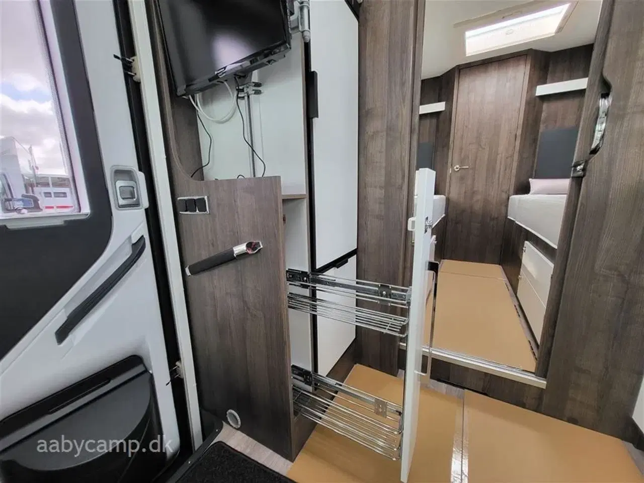 Billede 16 - 2020 - Benimar Amphitryon 957   Lave enkeltsenge. ende badeværelse.face to face siddegruppe.