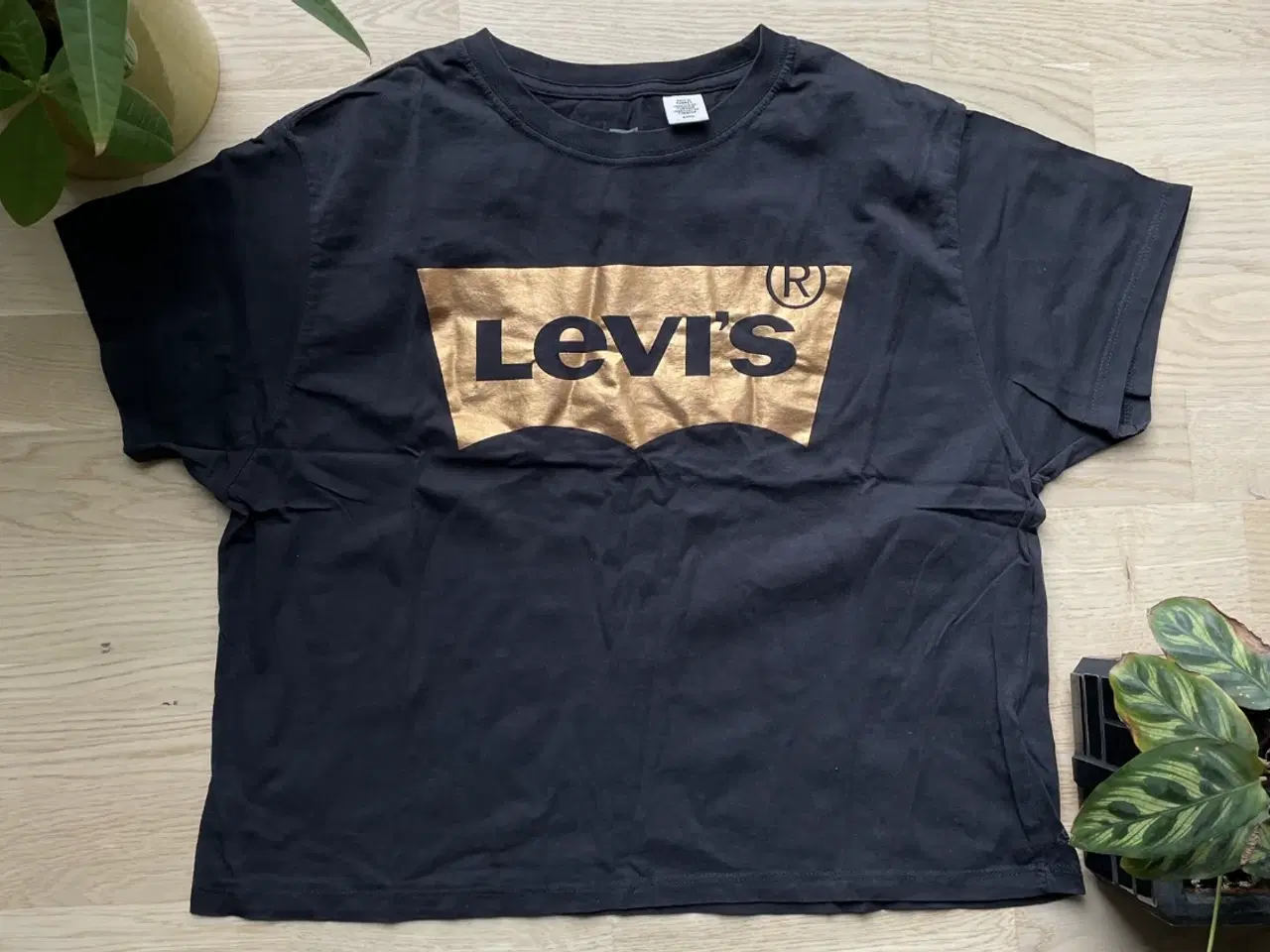 Billede 1 - Levi’s tshirt sort med kobber logo