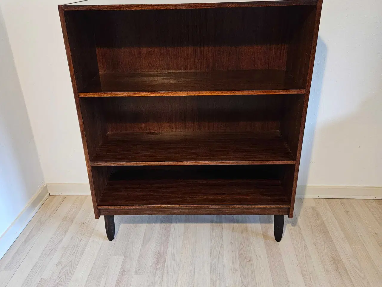 Billede 3 - Smuk og stilfuld palisander reol med lys sælges