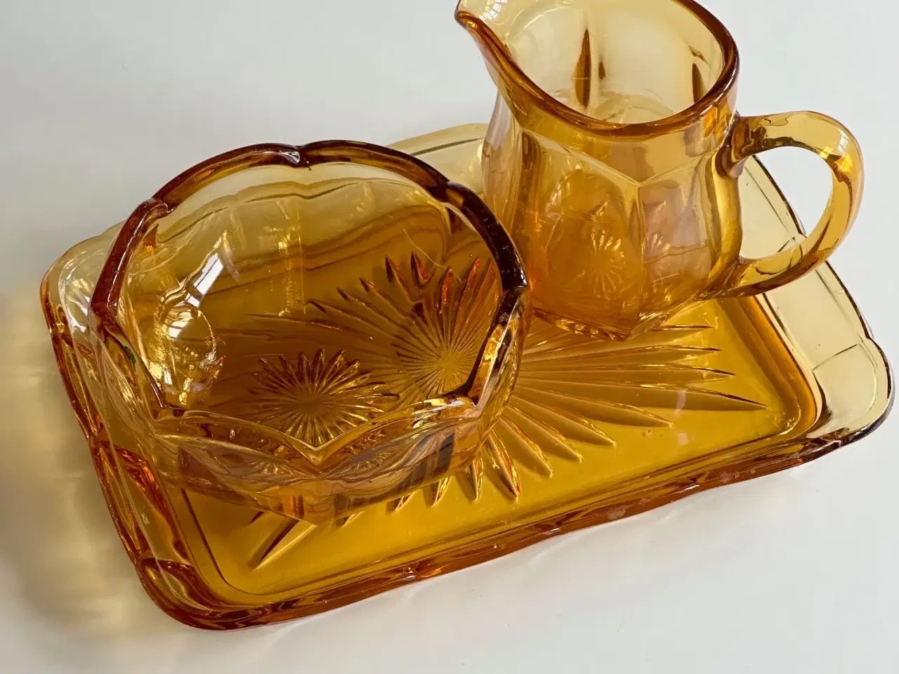 Billede 3 - Sukker- og flødesæt, ravfarvet glas
