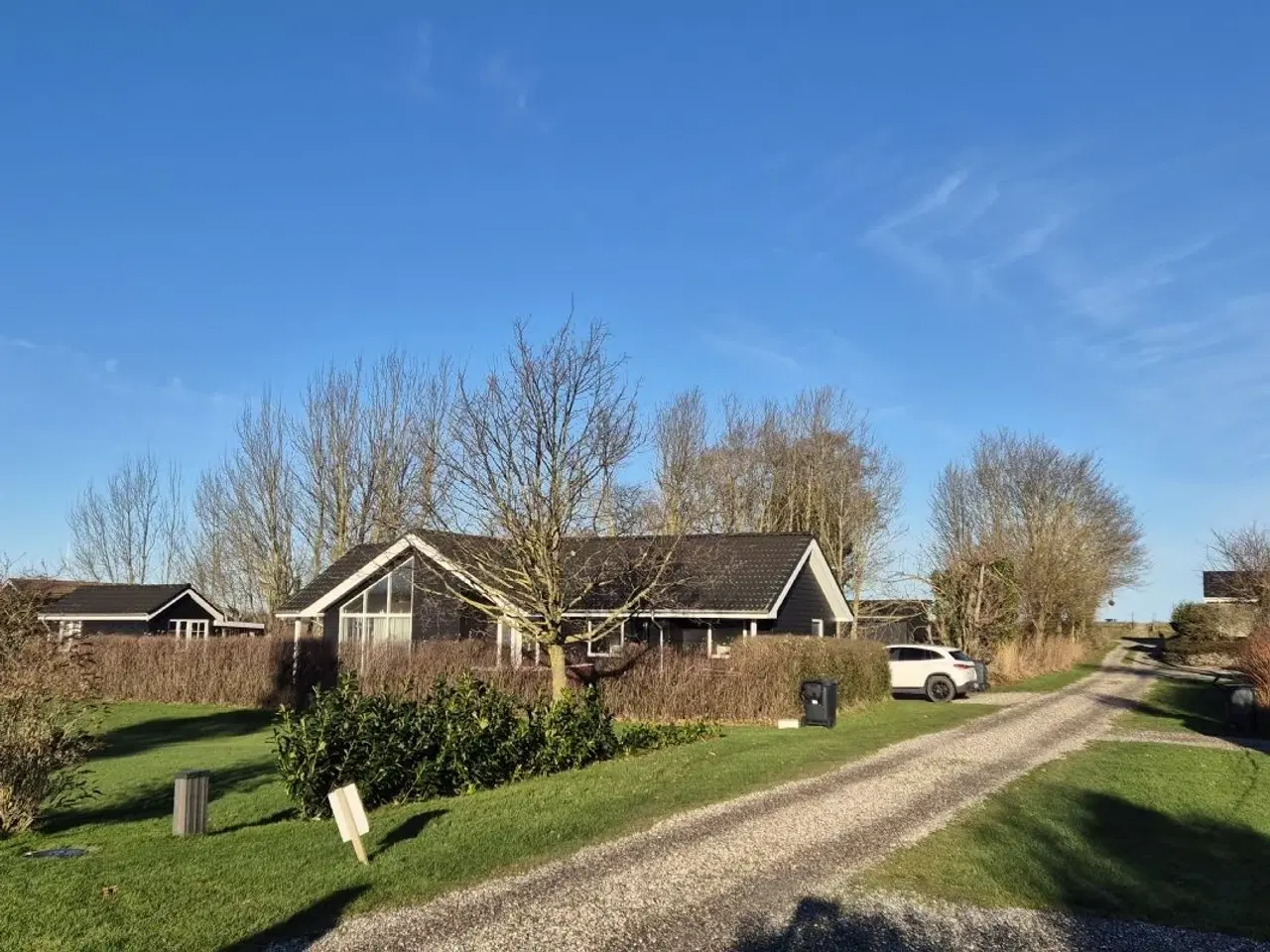 Billede 1 - Sommerhus ved Hasmark Strand til 6(8) personer.
Moderne, hel�rsisoleret og meget t�t p� havet, udlejes privat