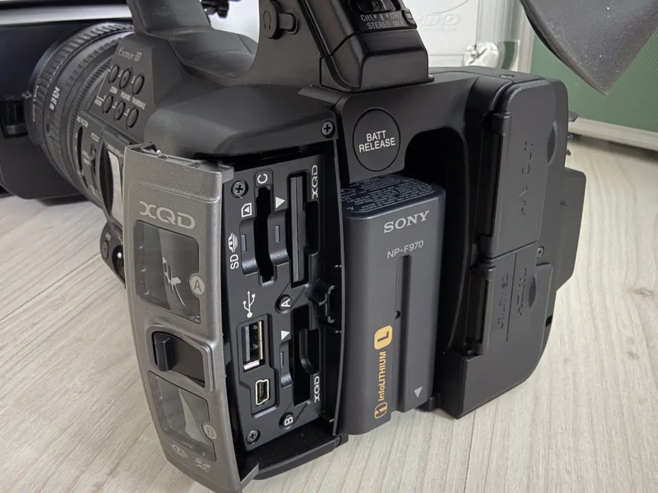 Billede 4 - Sony FDR-AX1 4K Camcorder – Kun 51 timer – Komplet