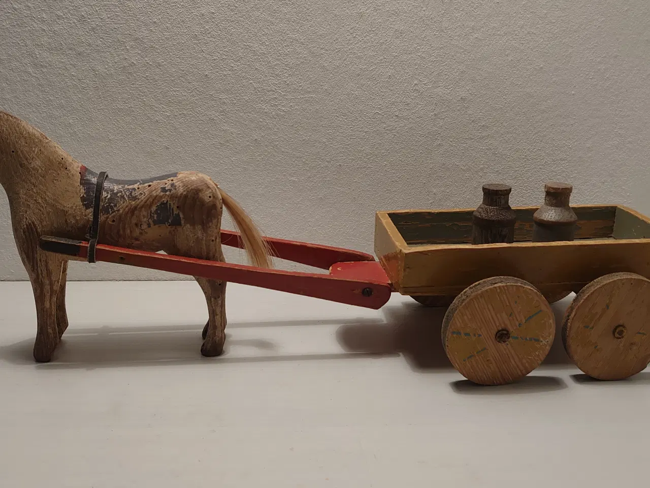 Billede 1 - Fængselslegetøj: Hest med vogn mm. Ca 1930. L 45cm