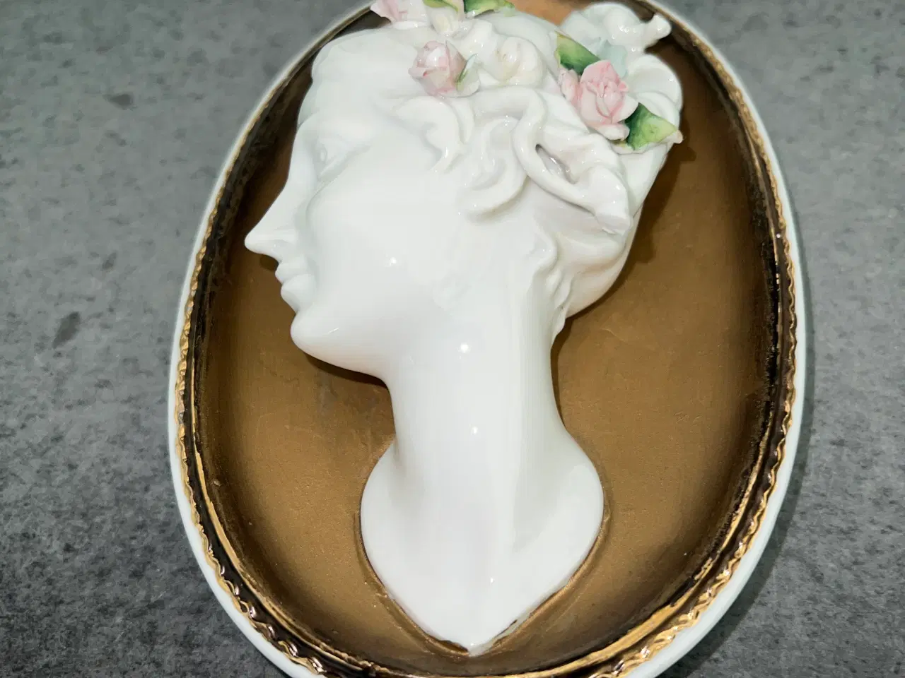 Billede 10 - Kvindehoved i porcelæn i vægramme