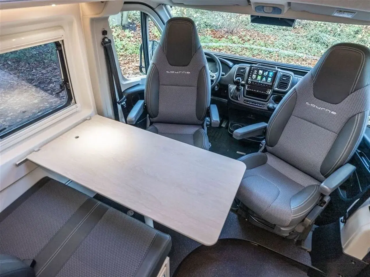 Billede 8 - 2026 - Tourne 6.4 Cruise aut. gear - Black   Den originale Tourne med langsgående senge