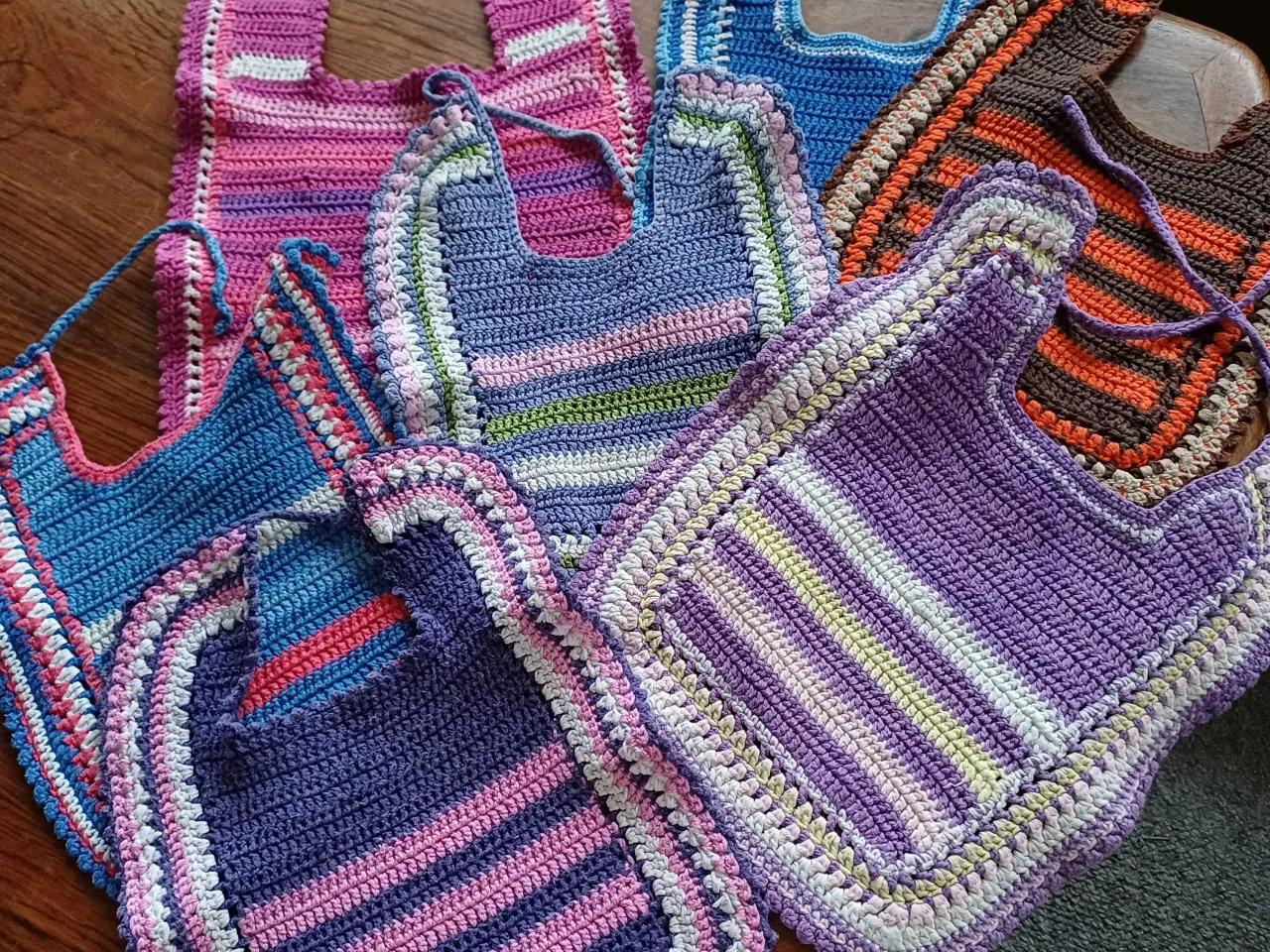 Billede 2 - Hjemme hæklet hagesmækker 