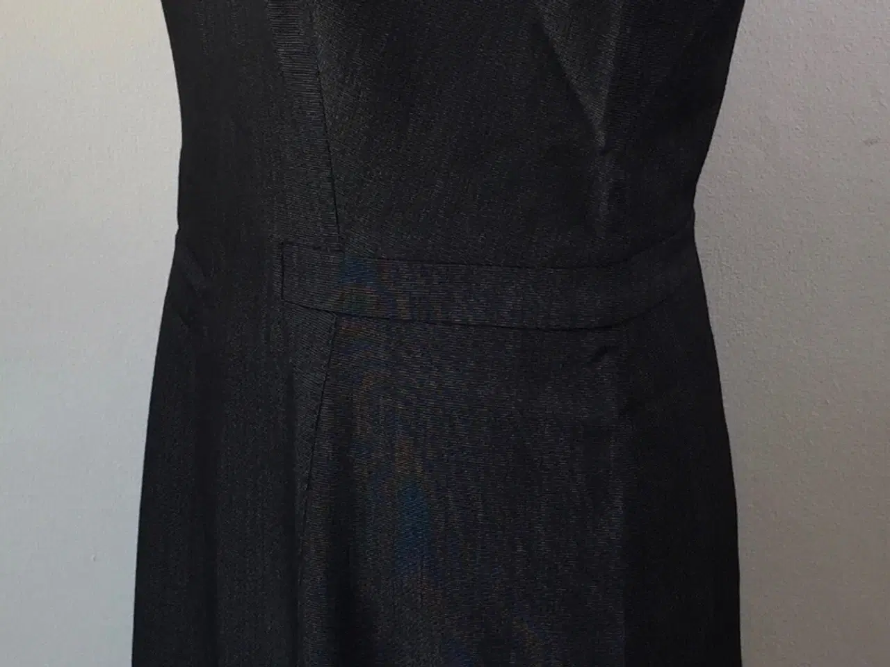 Billede 4 - Hugo Boss, elegant kjole, str 42