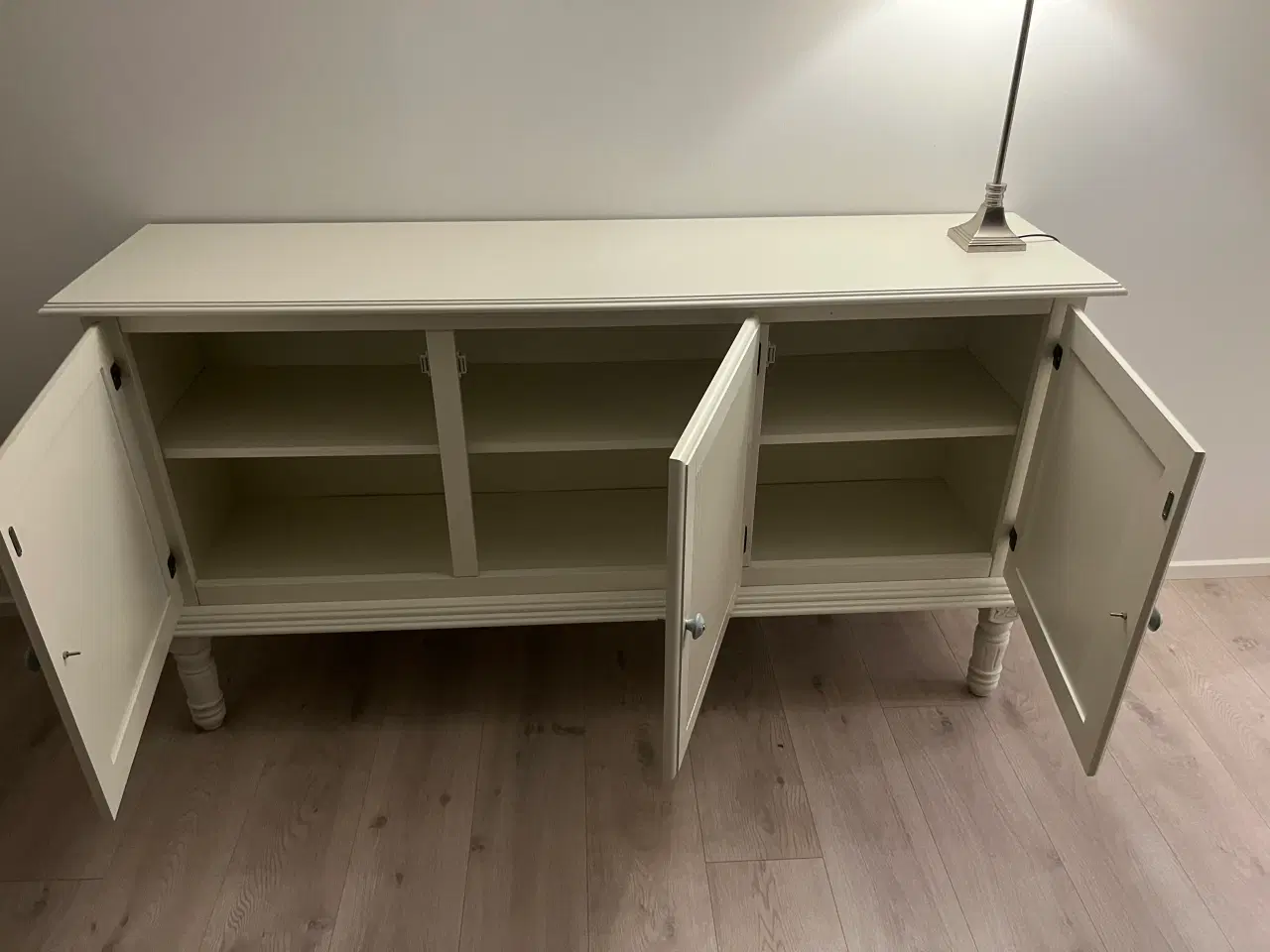 Billede 2 - Hvid skænk 