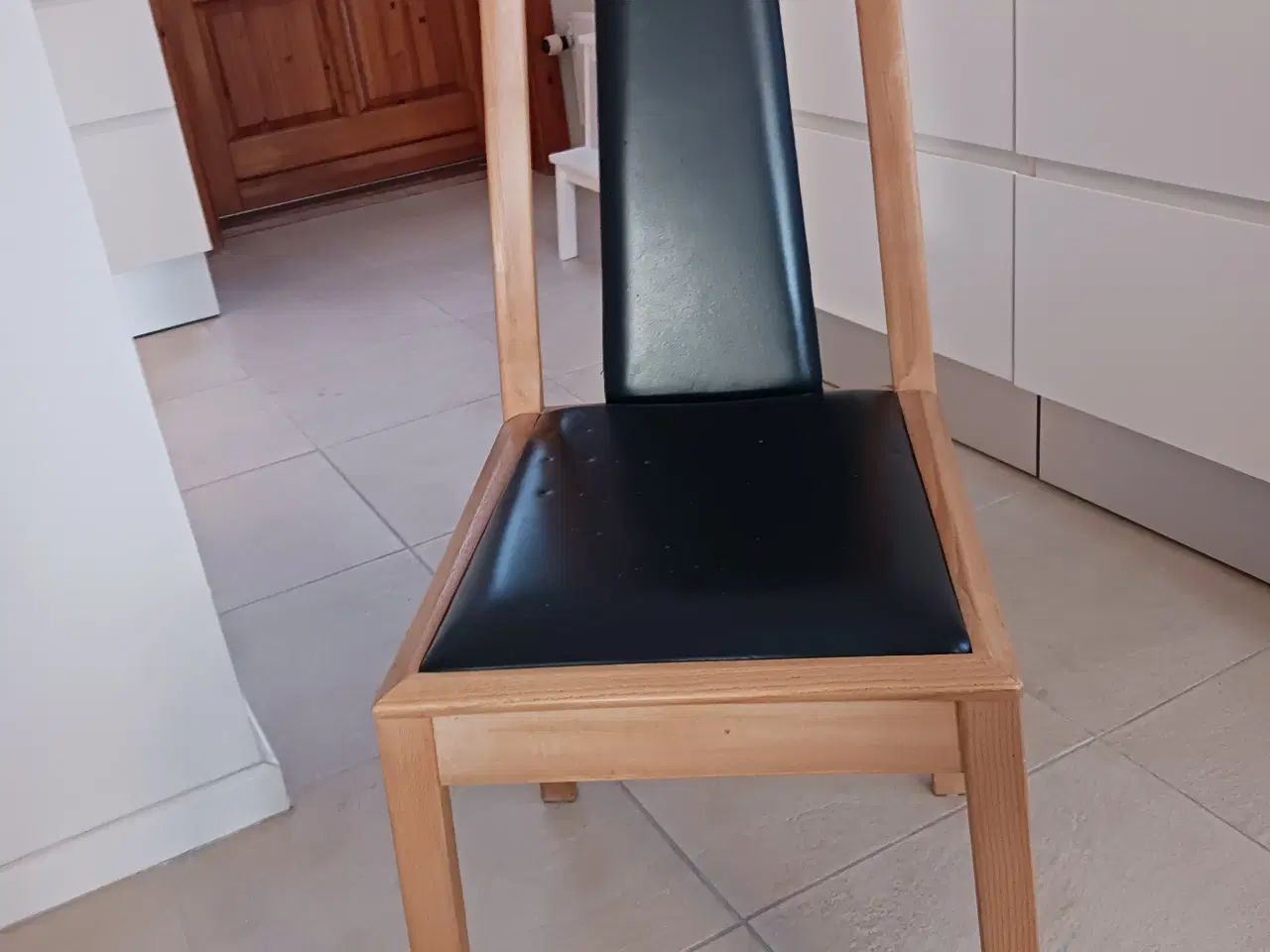 Billede 1 - Spisebordsstole i asketræ med lædersæde og læderry