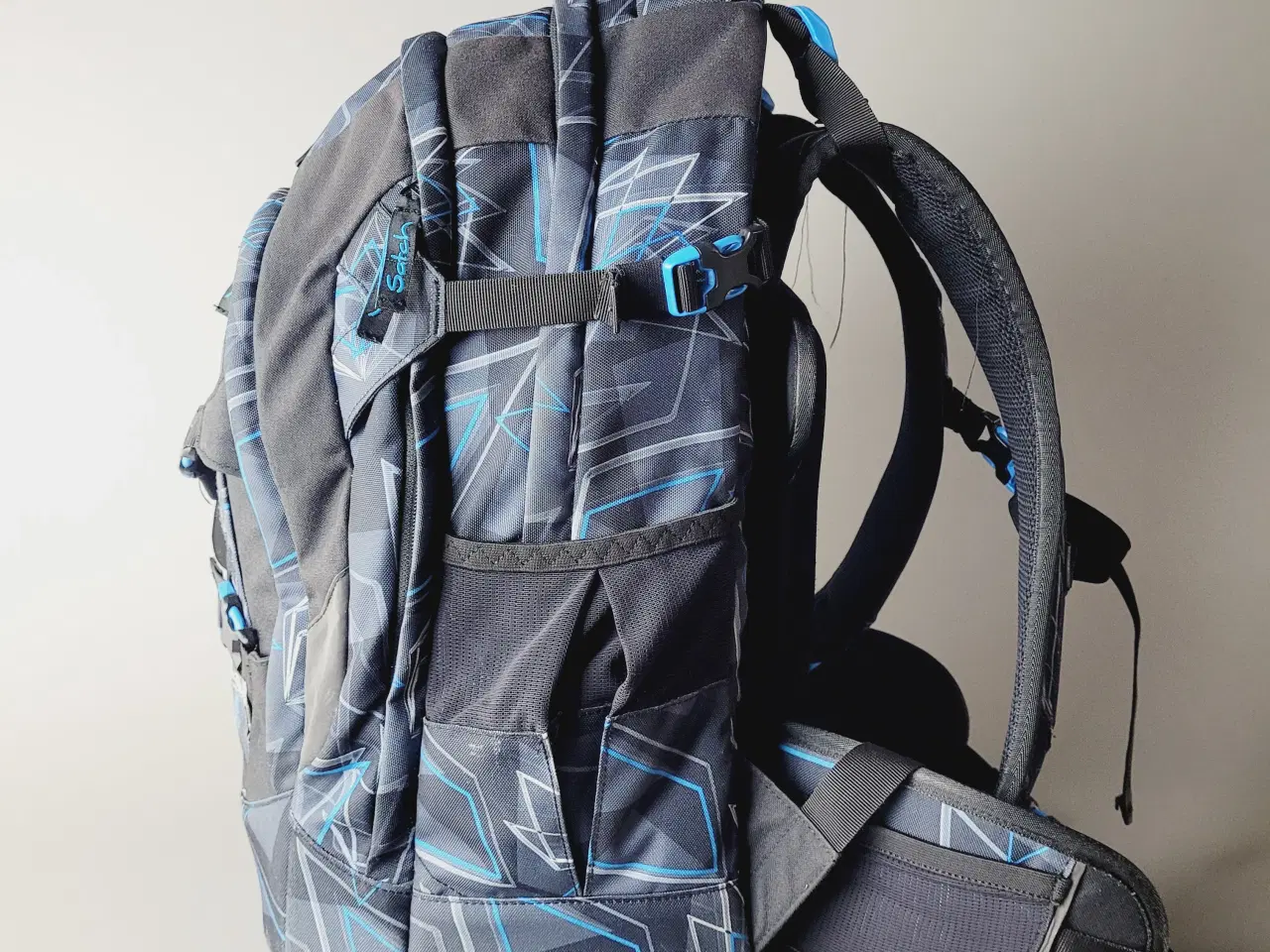 Billede 2 - ⭐️· Satch Skoletaske/Rygsæk i Blå med Trekantmønst