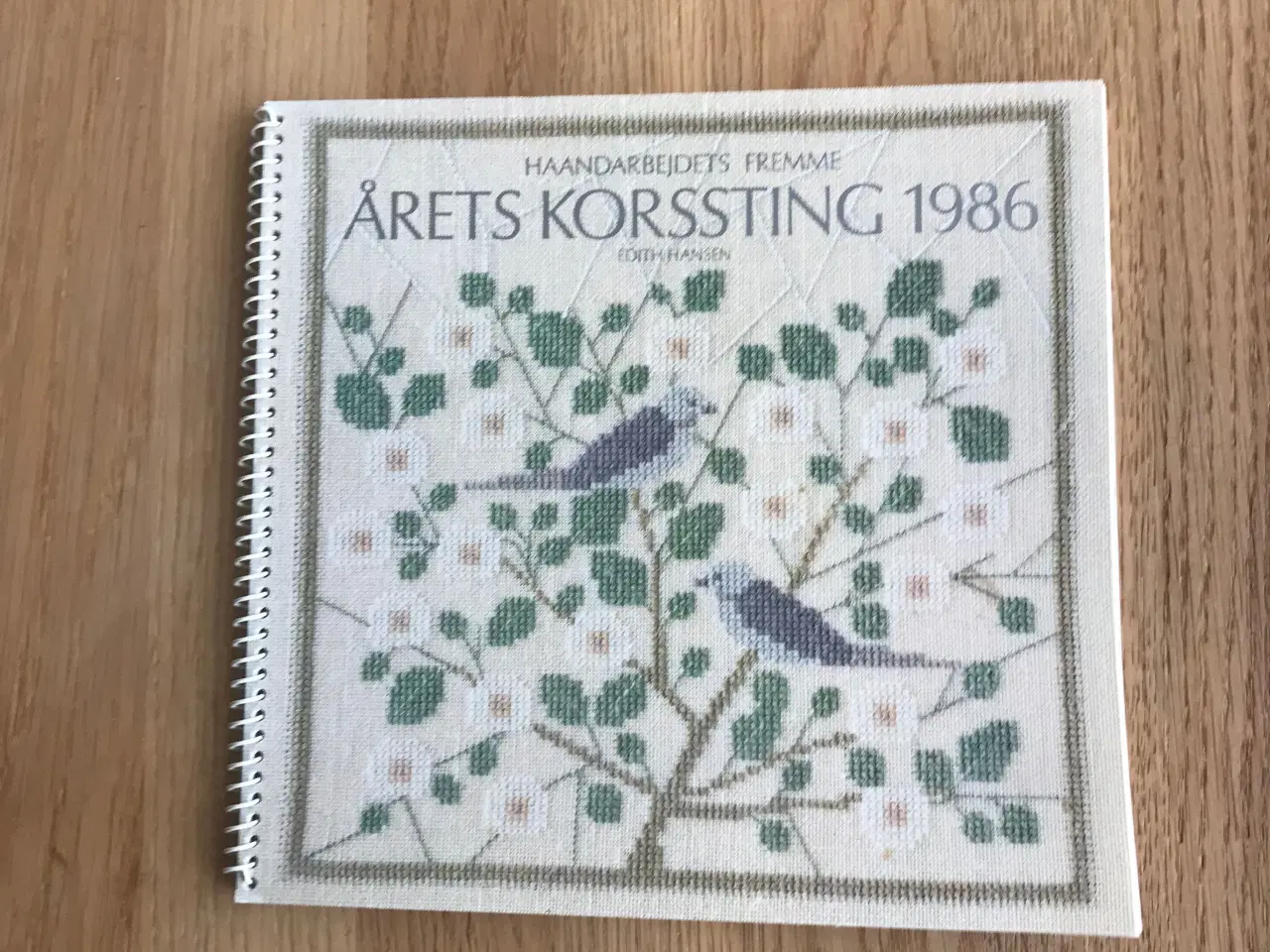 Billede 1 - Årets Korssting 1986 -  Haandarbejdets Fremme