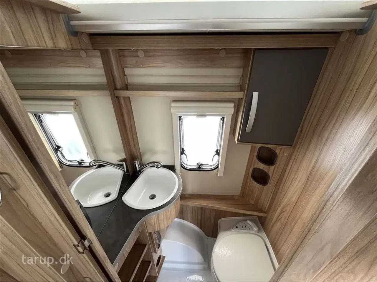 Billede 18 - 2022 - Hymer Feeling 442   Fortelt: Walker, mover, solceller, fast markise m sider og front, cykelholder, Truma UltraHeat, el- og gasboiler, endesiddegruppe, dobbeltseng