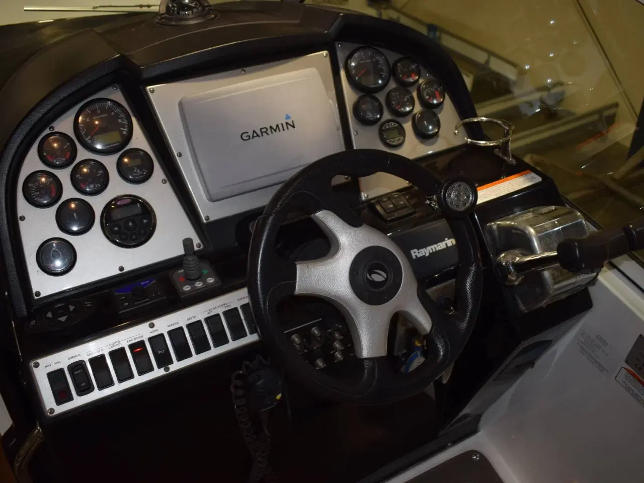 Billede 25 - Cruiser Yachts 300 Express - Twin Volvo Penta D3/Udstyr - DIESEL