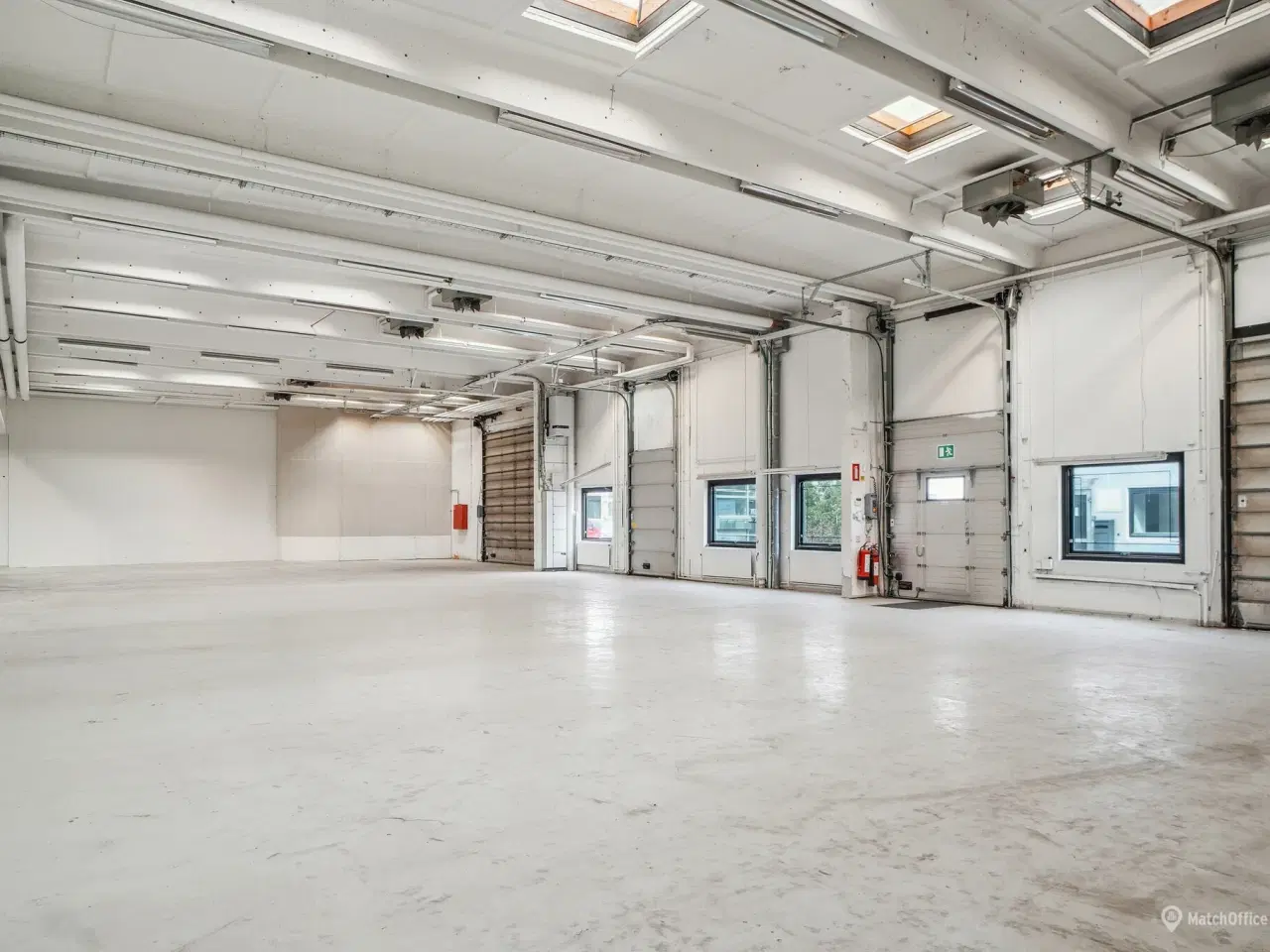 Billede 11 - Lager på 695 m² med høj loftshøjde og to elektriske porte