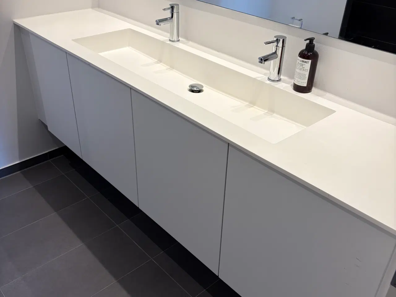Billede 1 - Badeværelsesmøbel fra Invita med dobbelt vask