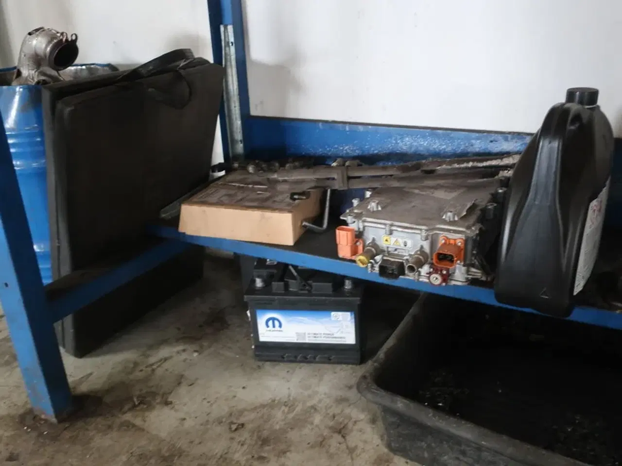 Billede 9 - Værkstedsbord med indhold, tavle samt papirdispenser