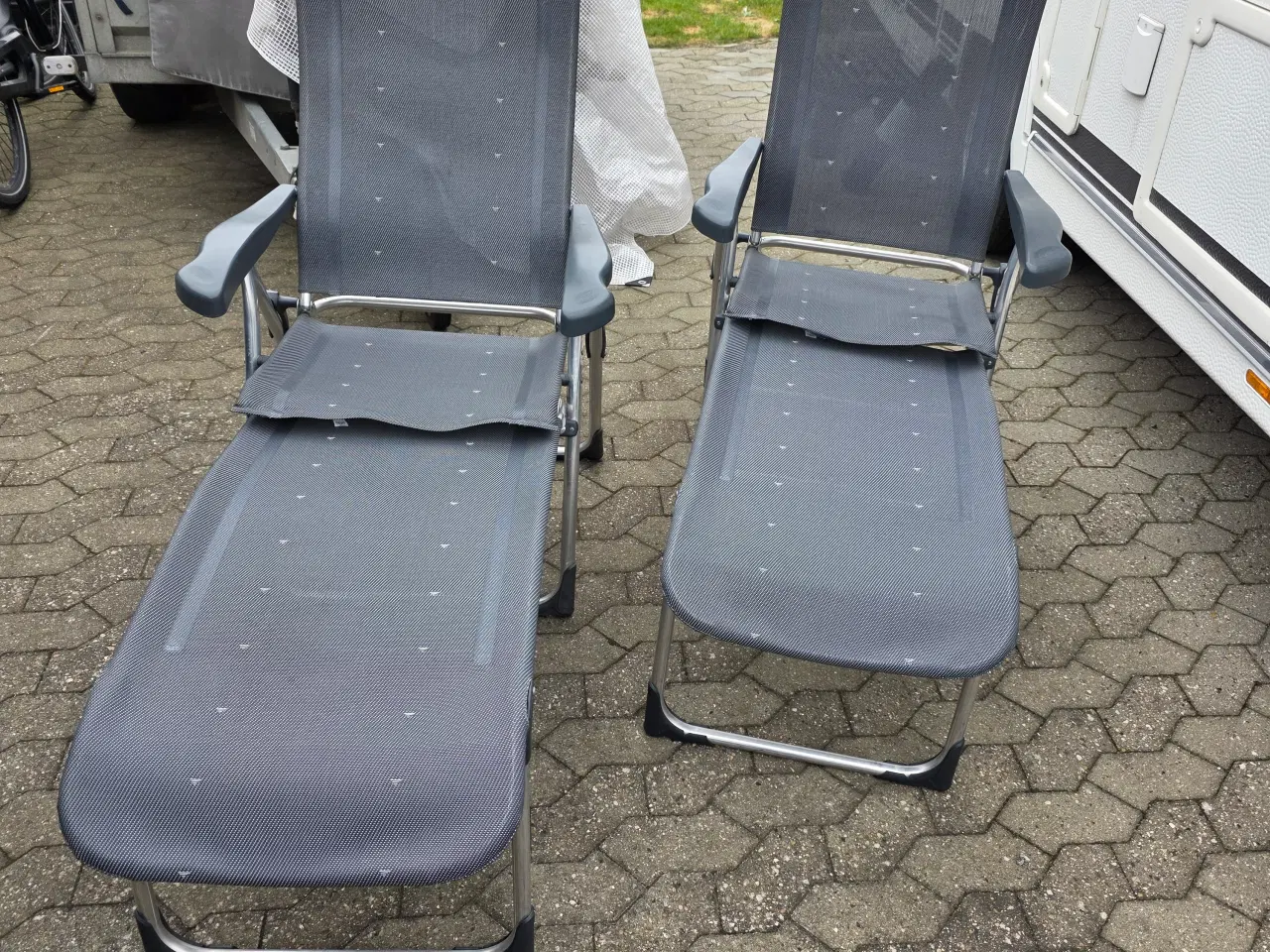 Billede 1 - 2 stole og 2 skamler