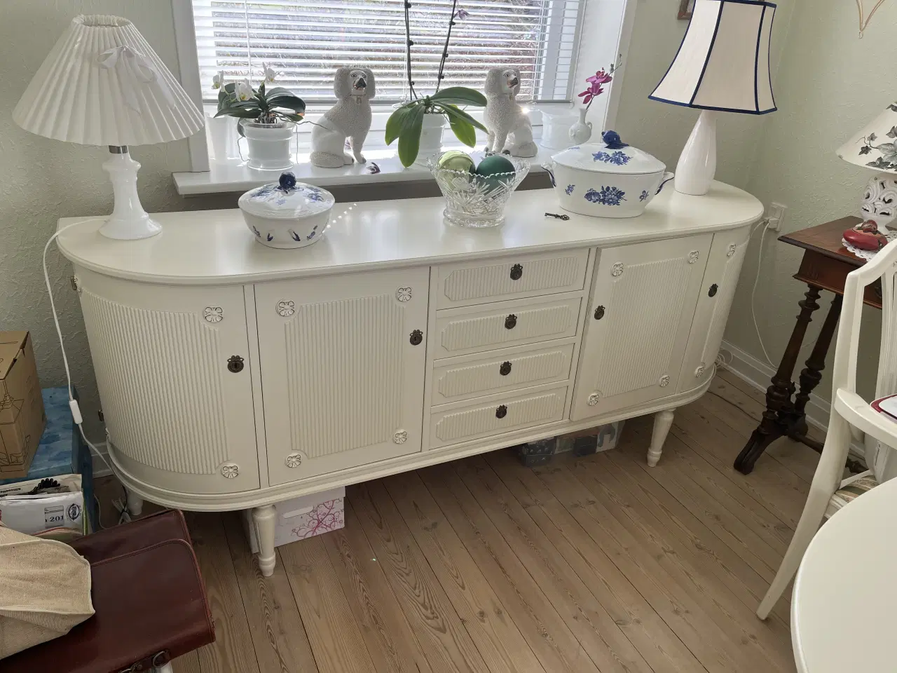 Billede 4 - Spisestue med tilhørende skænk