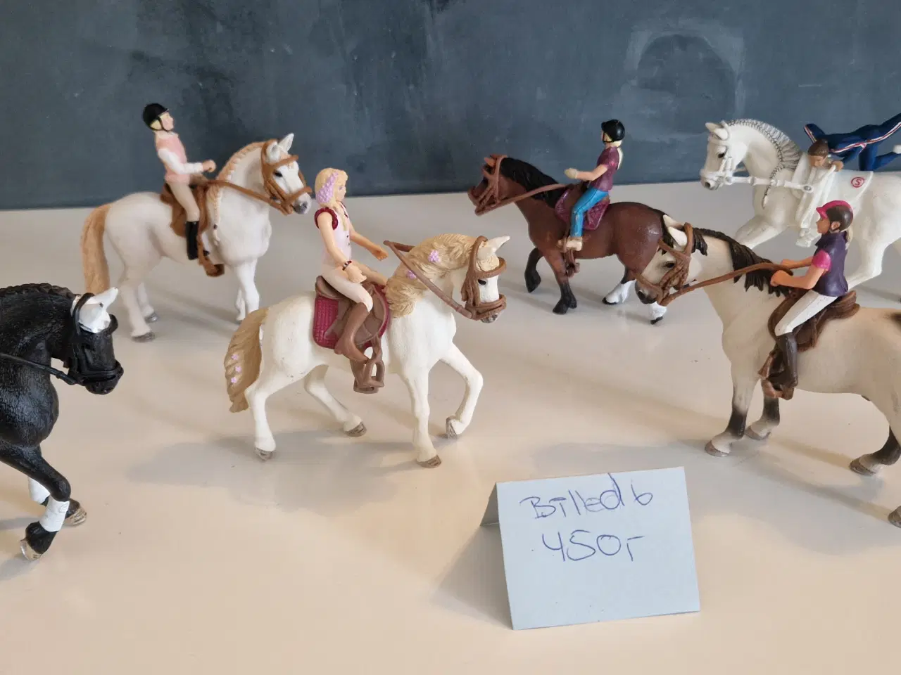 Billede 7 - Schleich stald, bil, heste, ryttere, div. udstyr 