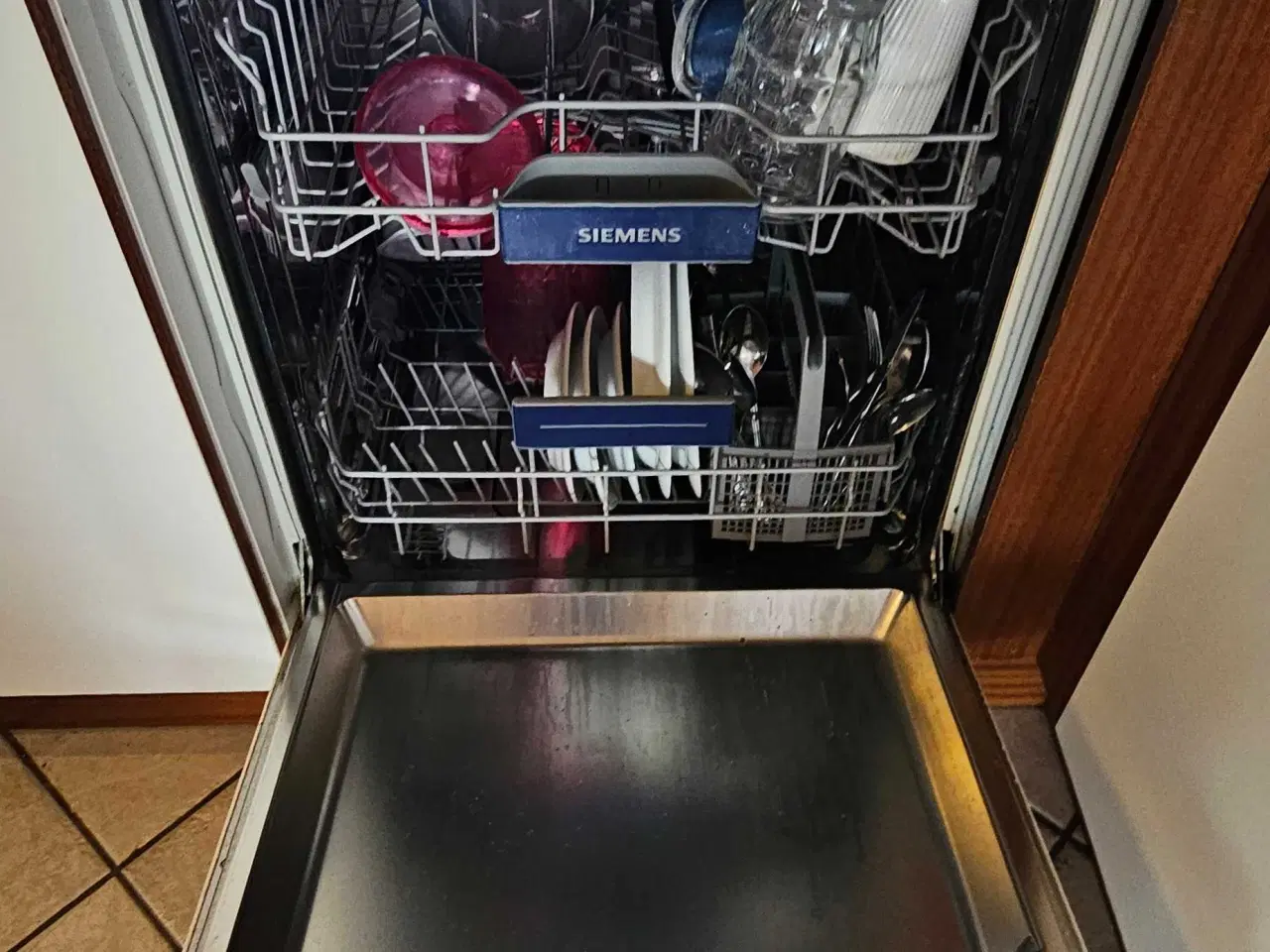 Billede 12 - Svane køkken hvid laminat med trækanter