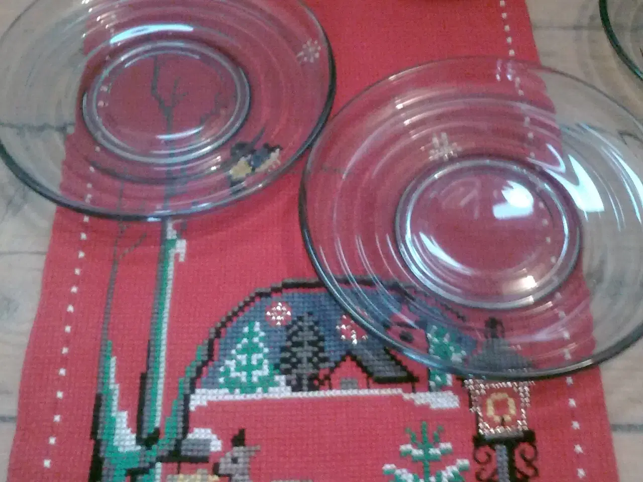 Billede 4 - Rød bordløber m rådyr julebroderi lysedug