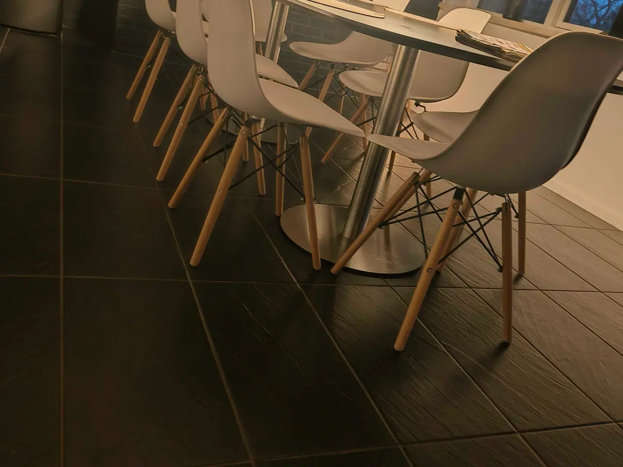 Billede 6 - Spisebord i linoleum incl. 8 stole