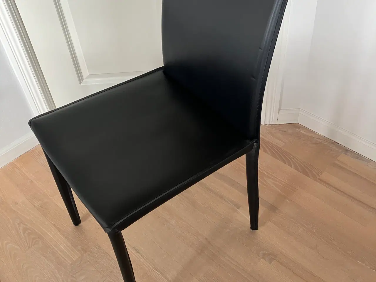 Billede 3 - Spisebordsstole sort kunstlæder