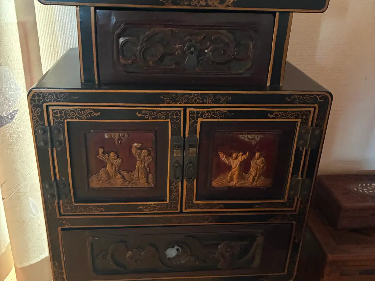 Billede 1 - Antikt lille møbel med skuffer og 2 små låger