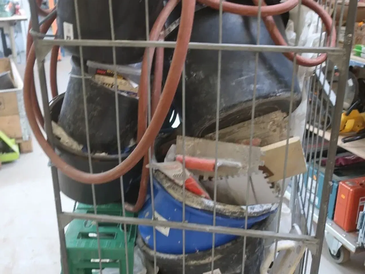 Billede 5 - Indhold i bur