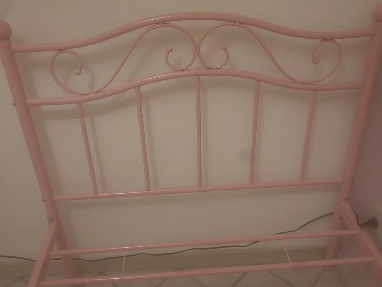 Billede 4 - lyserød jernseng