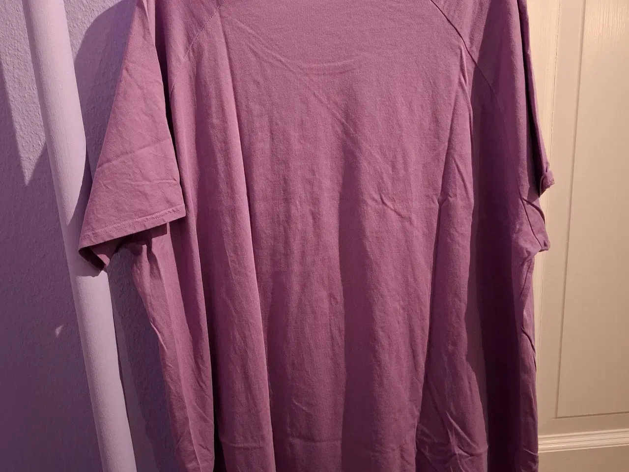 Billede 2 - Cellbes T-shirt i størrelse 54-56 i lilla