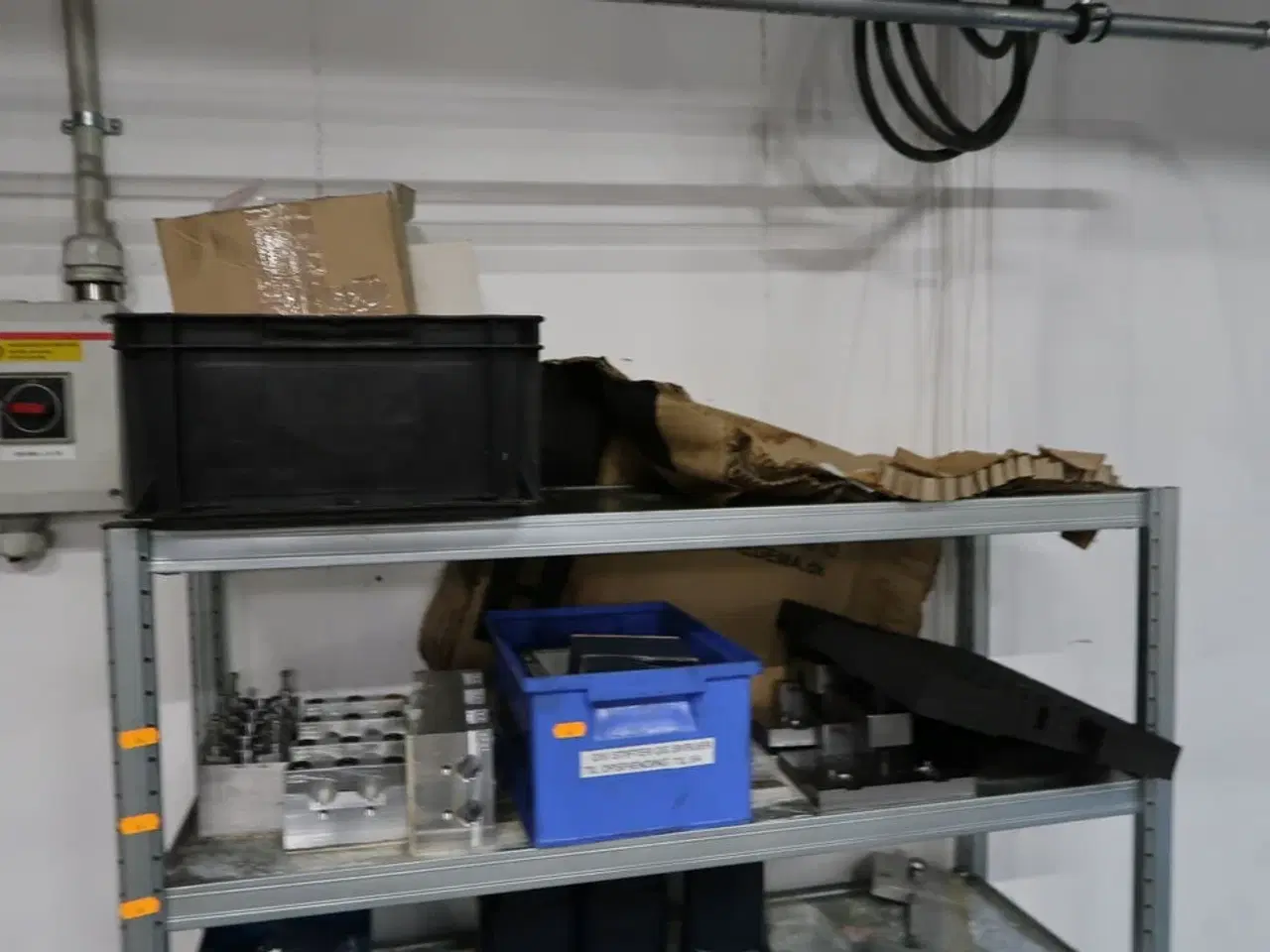 Billede 2 - Reol med div. Specialværktøj