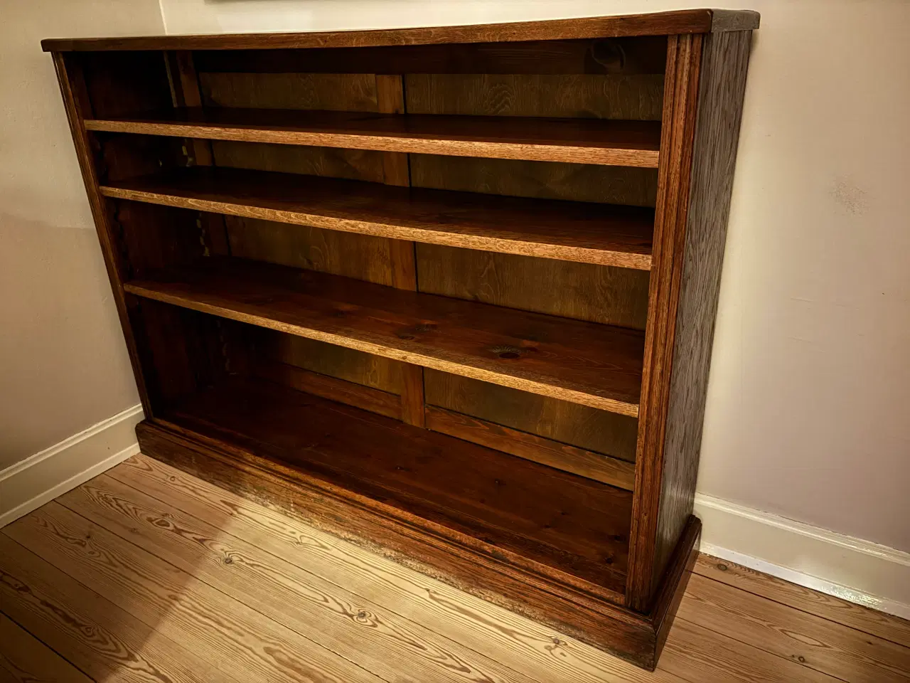 Billede 1 - Massiv reol i træ med 3 flytbare hylder