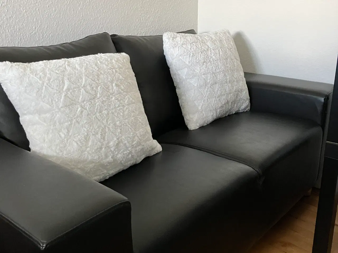 Billede 1 - Sort læderlook sofa