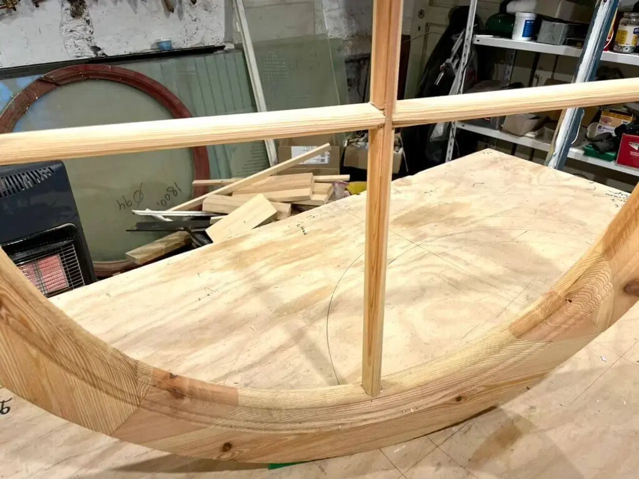 Billede 4 - Rundt, småsprosset vindue m. fire rudefelter (nylavet)