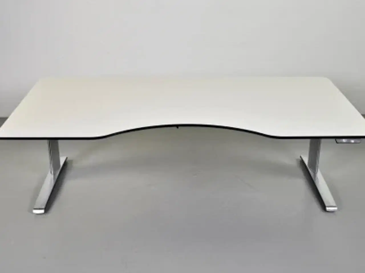 Billede 1 - Hæve-/sænkebord med hvid plade med mavebue, 200 cm.