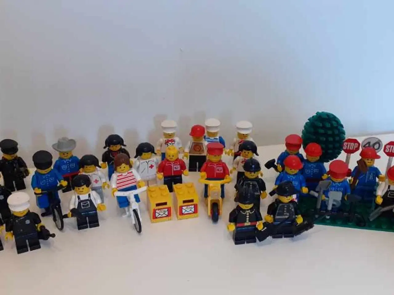 Billede 2 - LEGO figurer 32 stk + tilbehør (Fra 70 / 80´erne)
