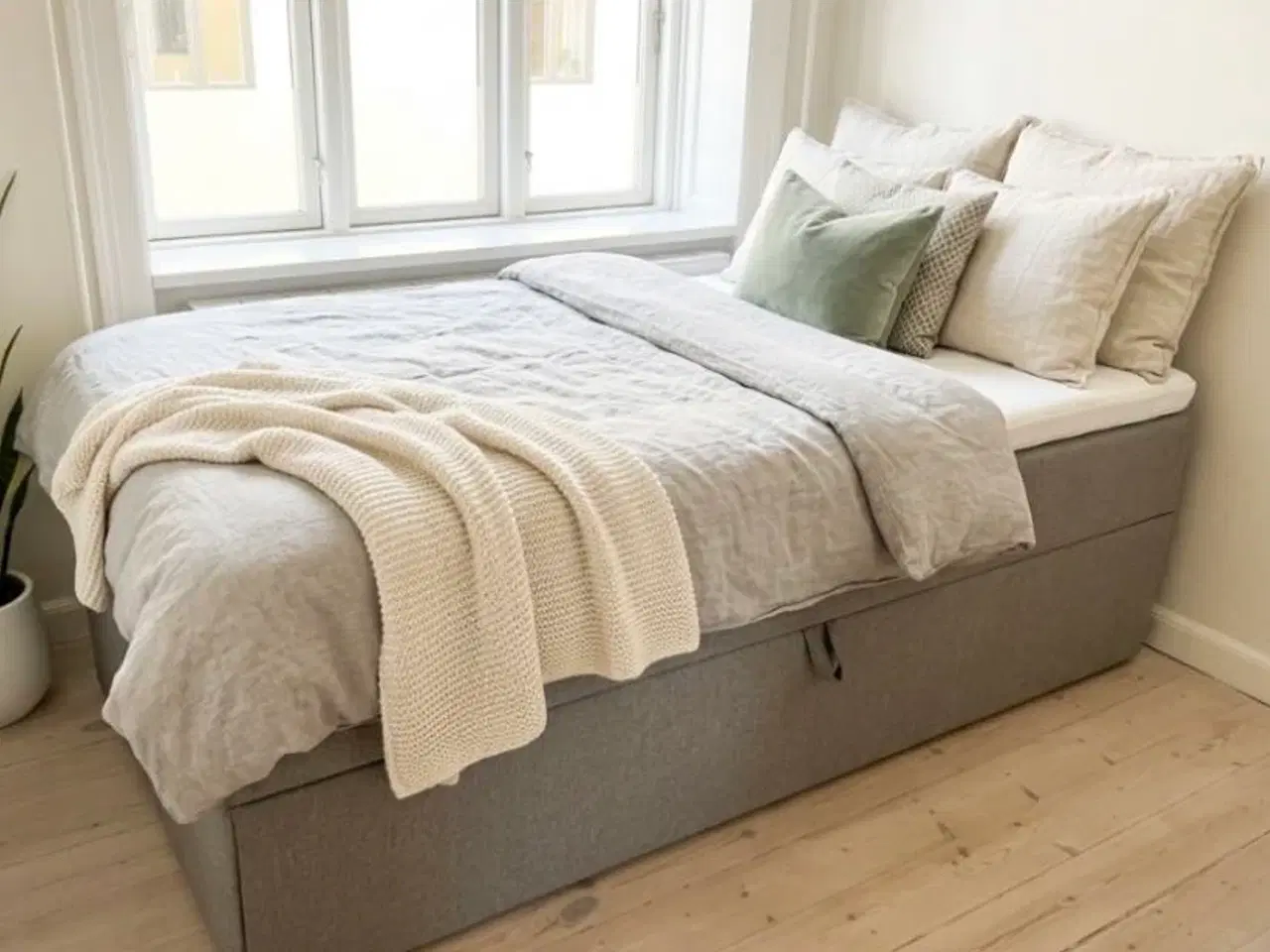 Billede 1 - Seng med opbevaring
