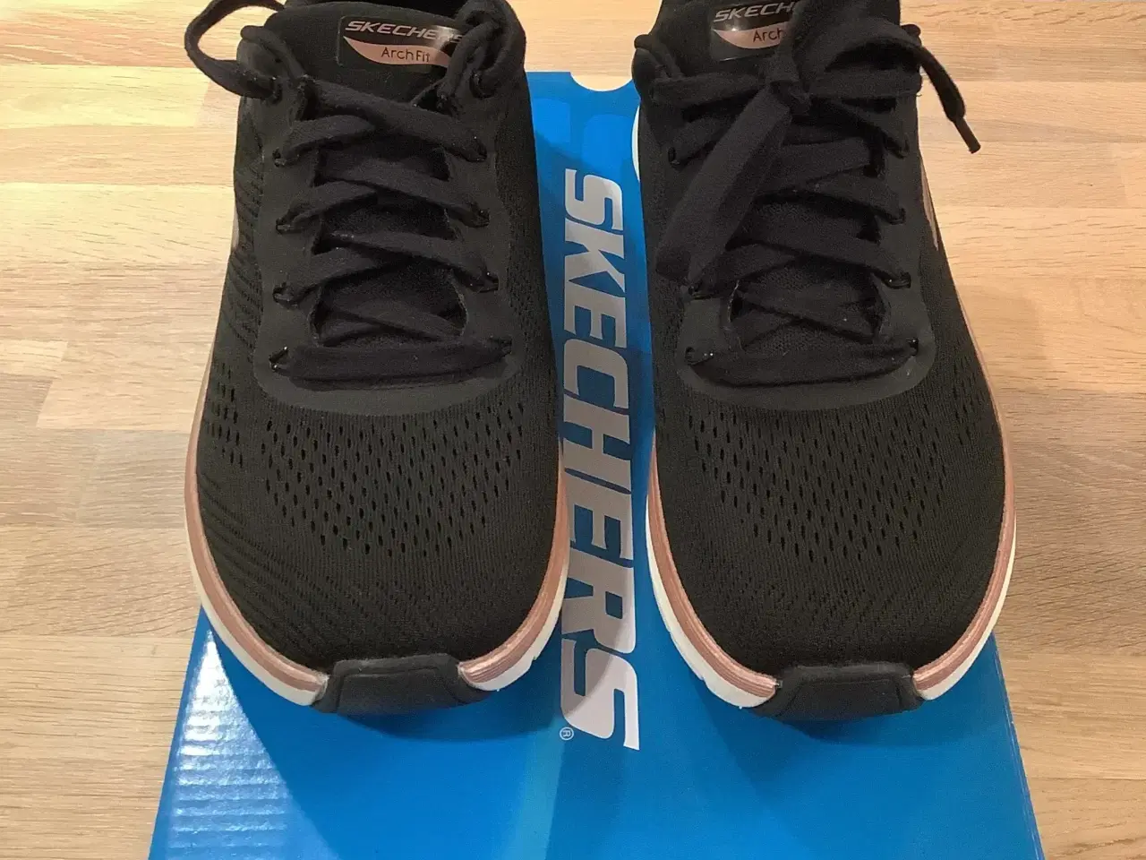 Billede 2 - Skechers Arch Fit 2.0 Glow W - Black Rose Gold 