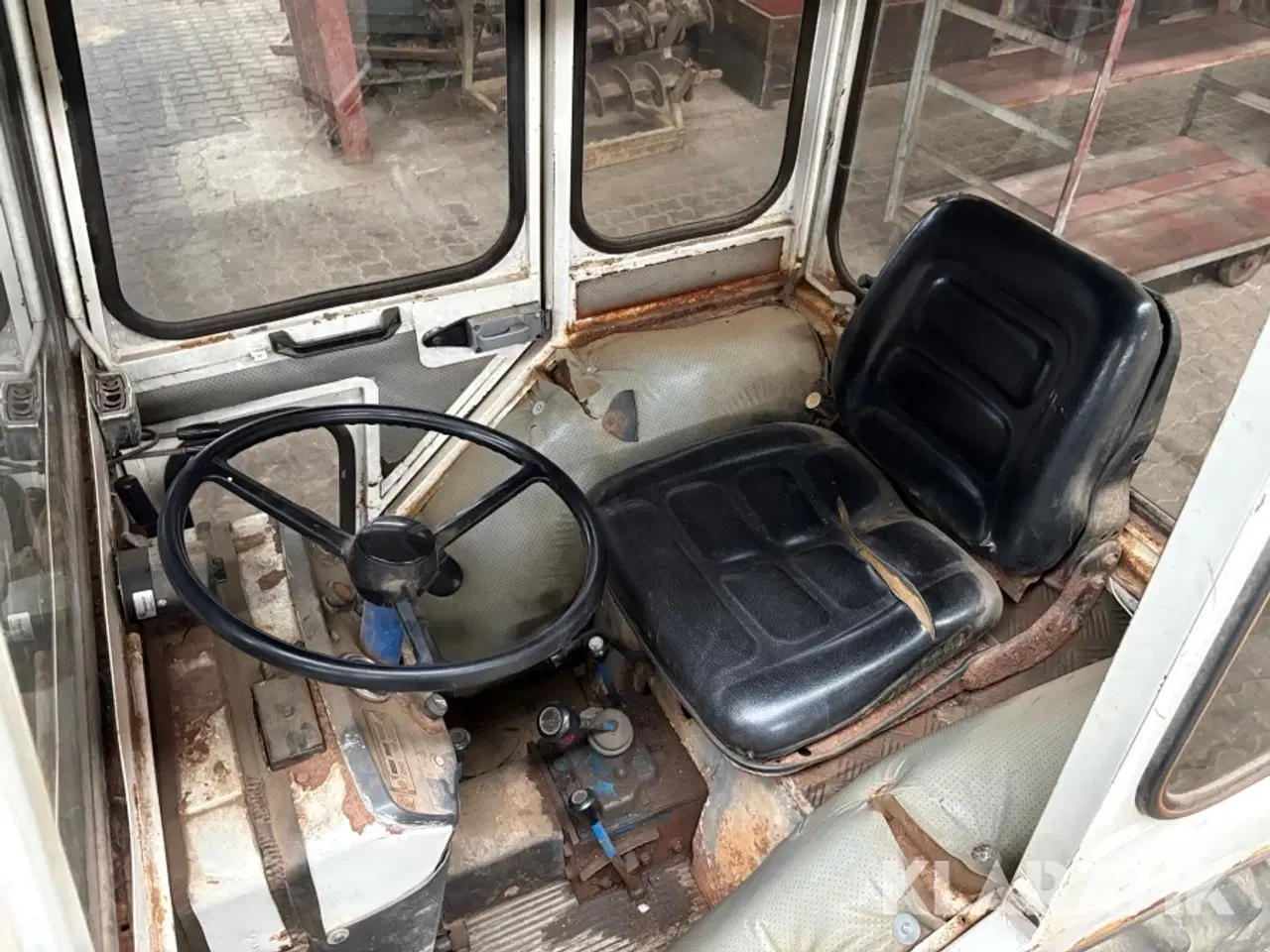 Billede 10 - Veterantraktor Mitsubishi MT460D med fejemaskine