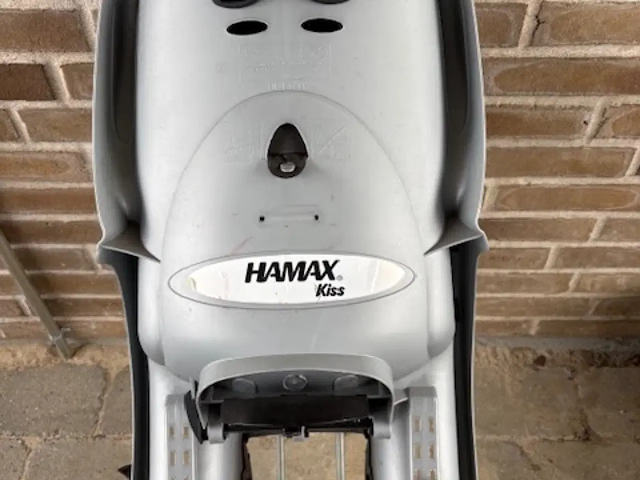 Billede 5 - Hamax Kiss cykelstol med 2 beslag og cykelhjelm