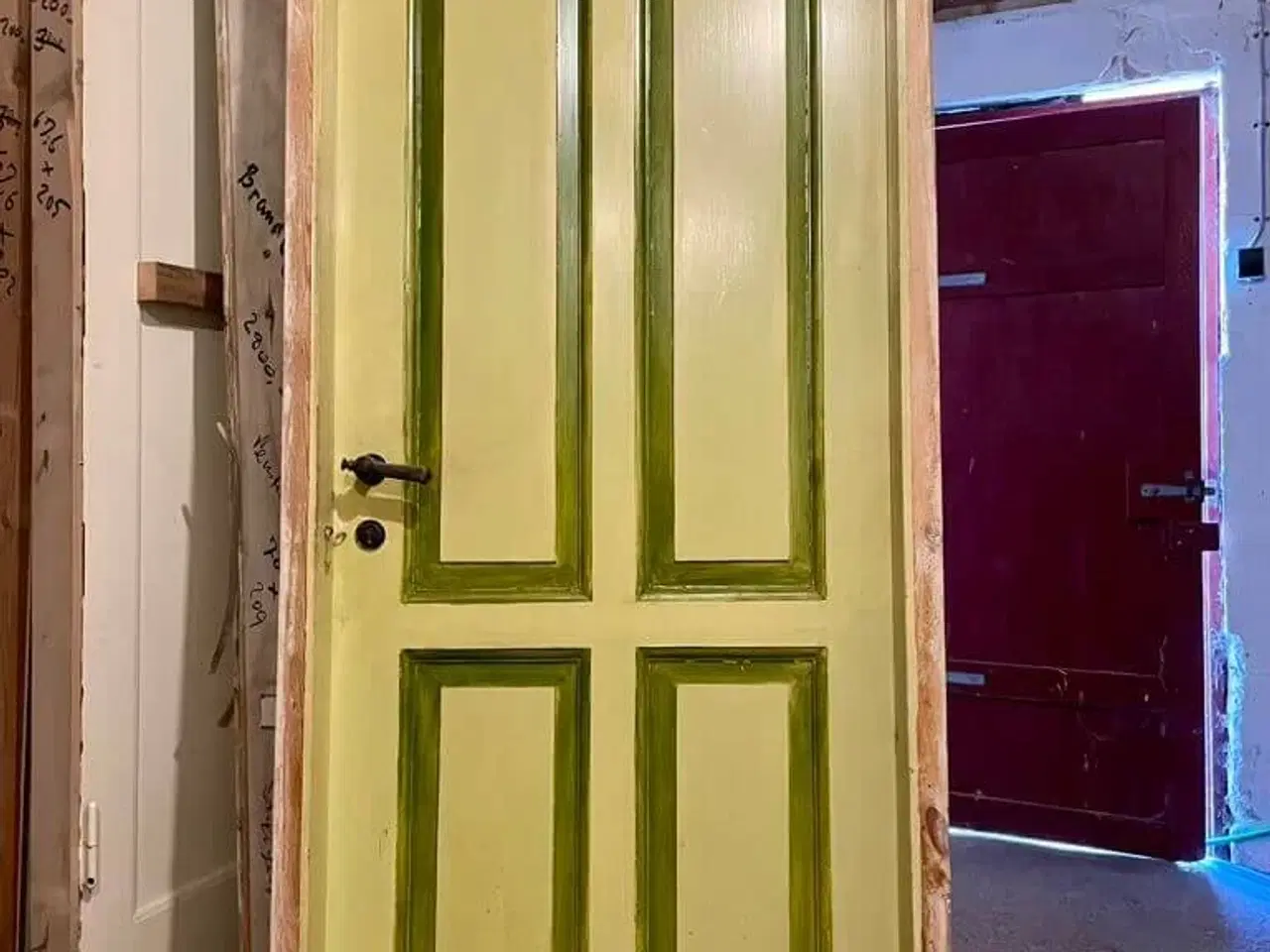 Billede 1 - Klassisk, venstrehængt Dannebrogsdør m. karm