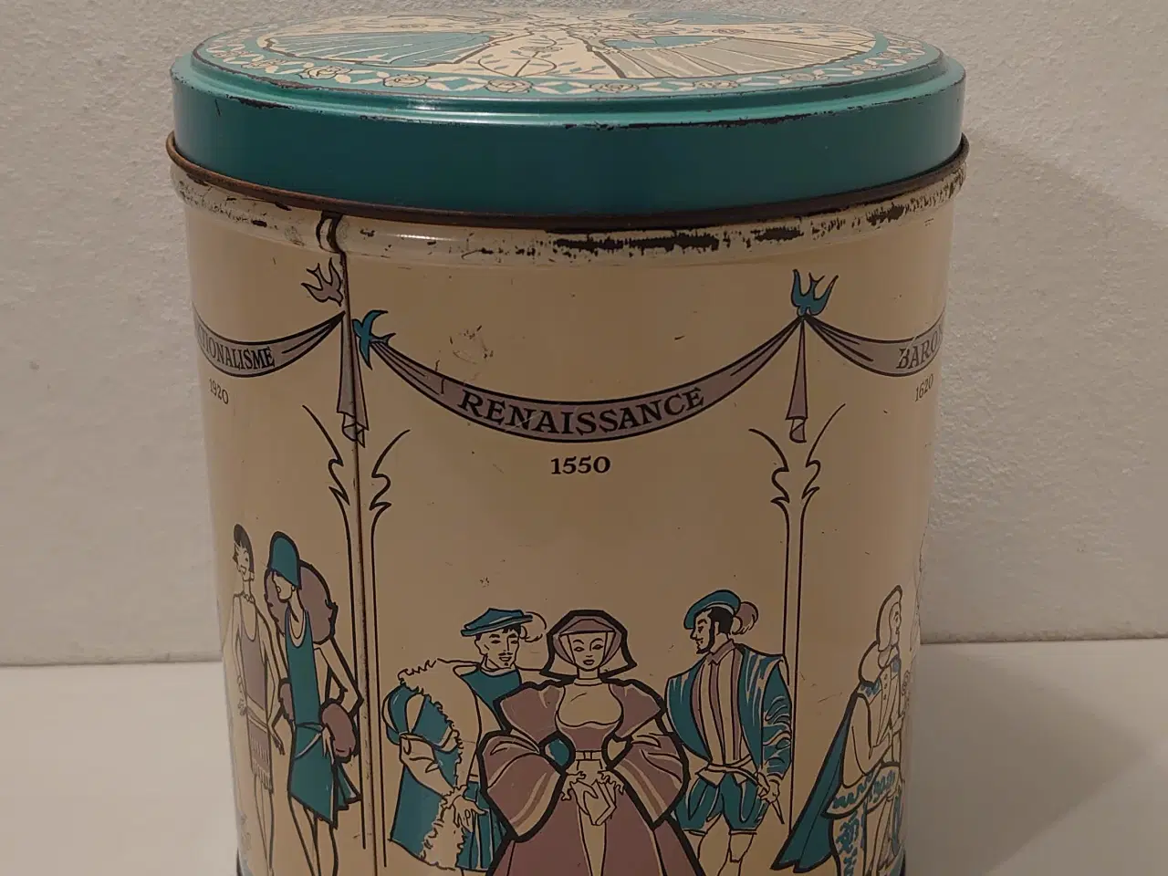 Billede 1 - Stor gammel kagedåse med motiver fra 1550-1920.