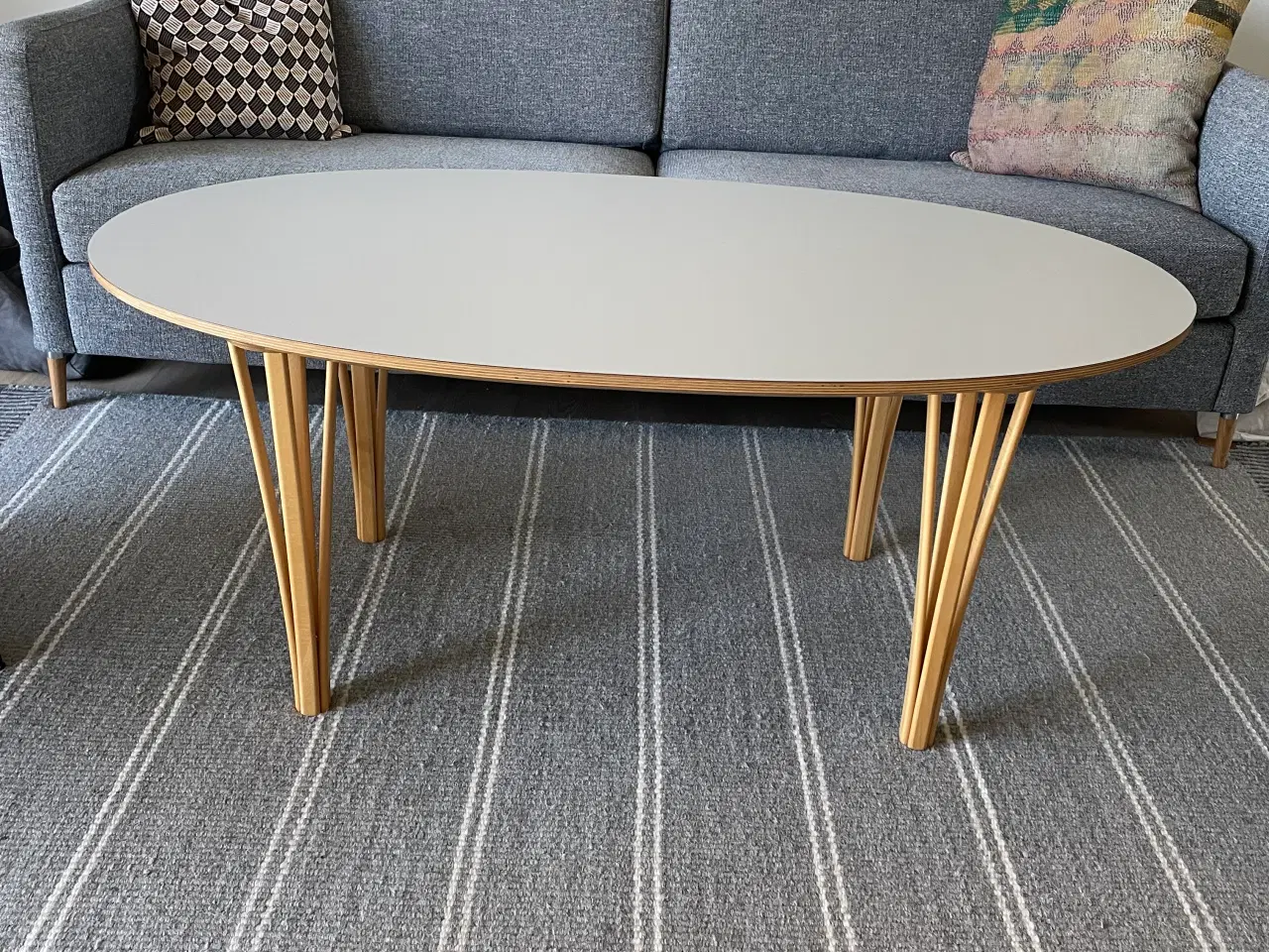 Billede 2 - Sofabord lys grå laminat