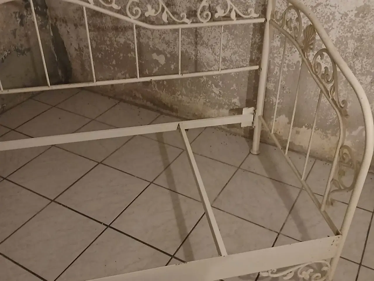 Billede 1 - Enkelt personseng i hvid metal